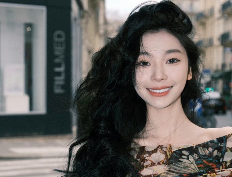 易梦琳翻车!微笑唇尴尬,H型身材被嘲像大桶,装松弛感遭讽刺