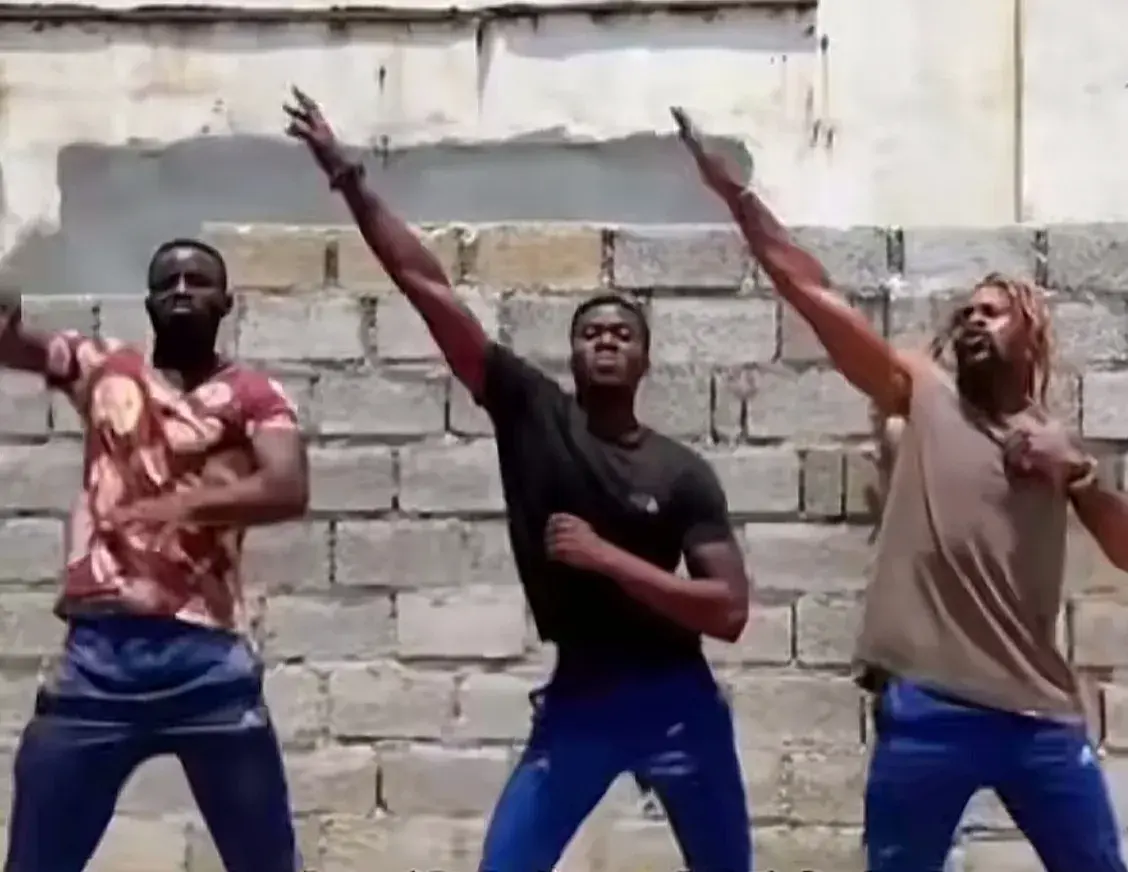 安徽卫视春晚彩排花絮流出,演员台上跳科目三,网友:太丢人了!