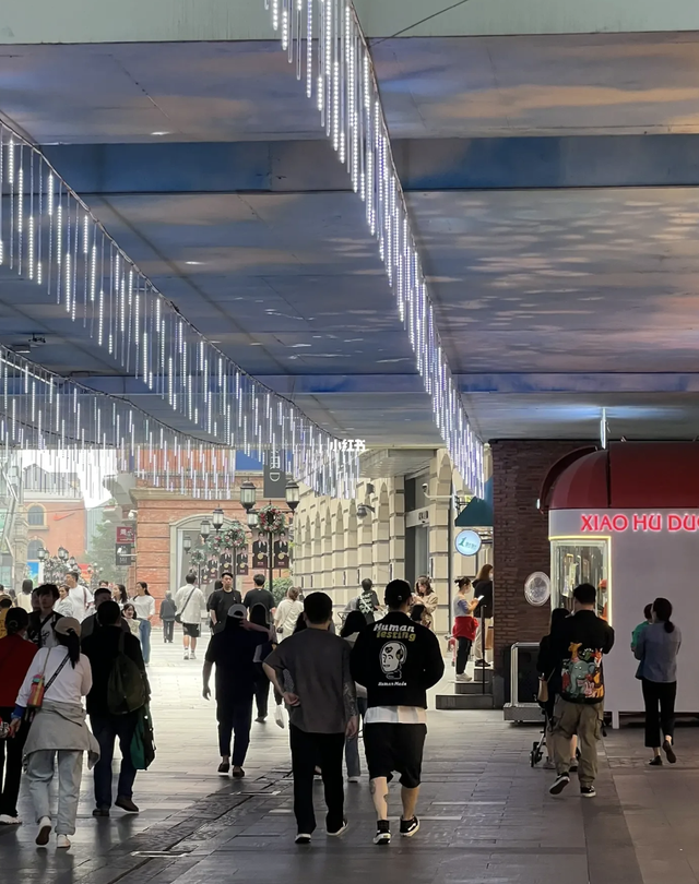 蒋劲夫|蒋劲夫现身楚河汉街,穿4000元外套背影壮如熊,求合影美女遭网暴