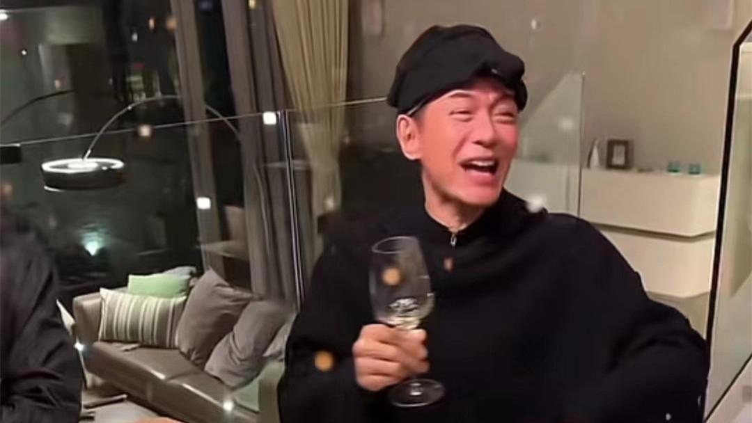 江华|60岁江华约好友吃新年大餐，喝到满脸很尽兴，大方曝光豪宅价格