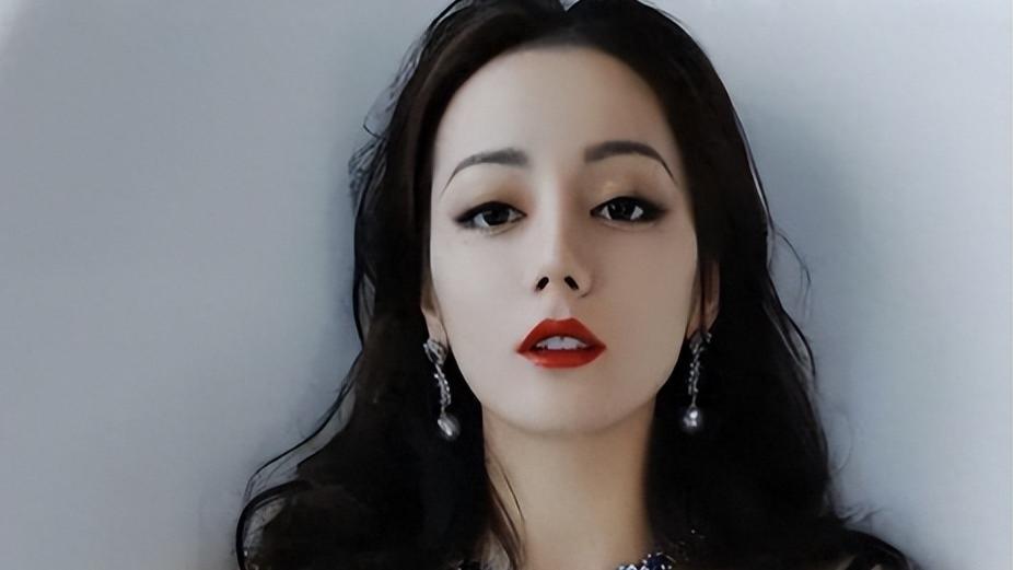 热巴或许真要凉了！被知名狗仔拍到国外产子，后援会大粉接连跑路