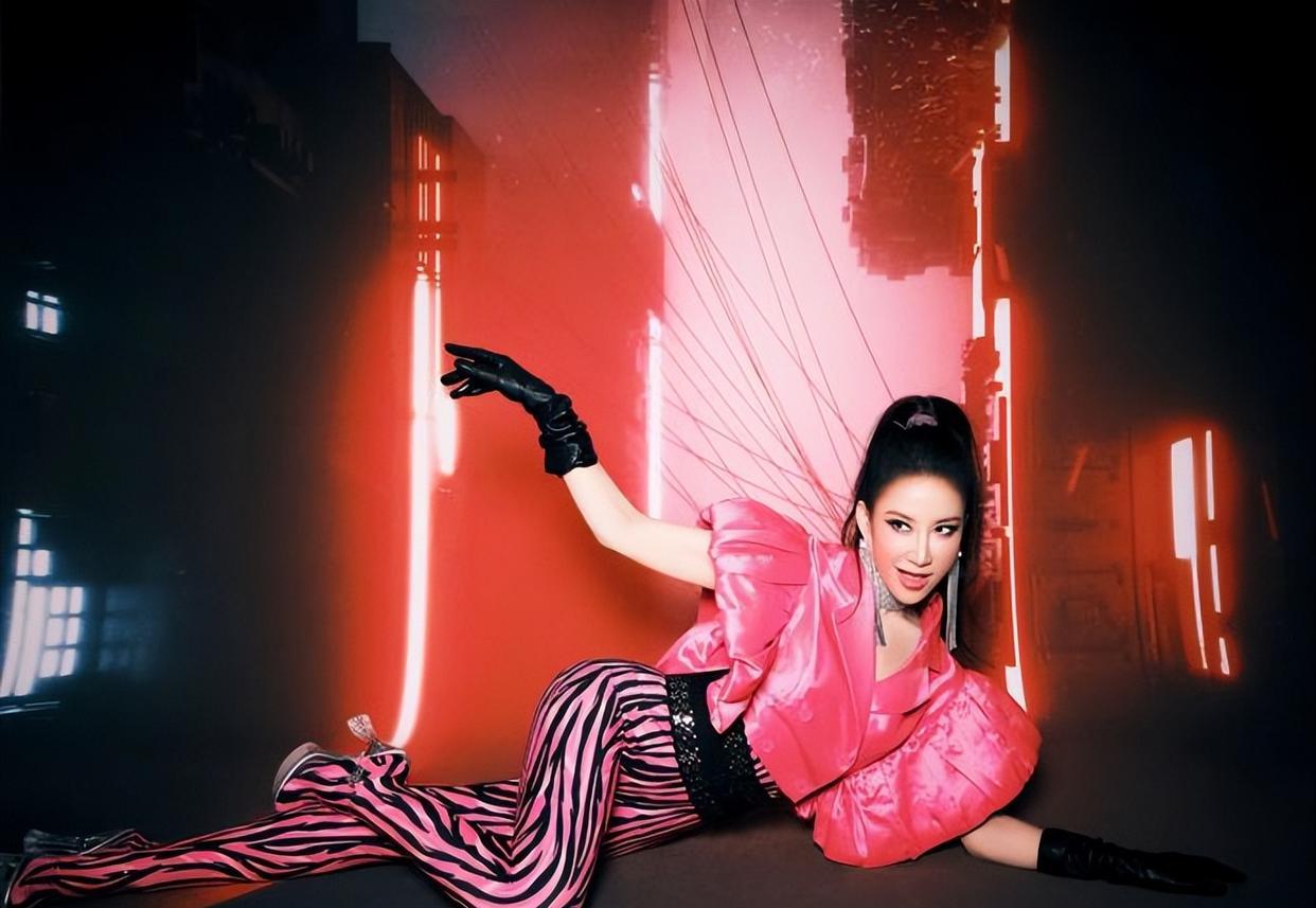 李健|“电臀天后”李玟：靠身材出名，嫁洋老公9次试管却总怀不上孩子