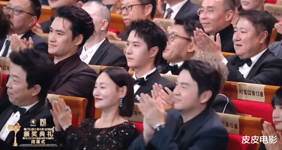 这一夜,袁泉气质出圈,殷桃女人味十足,何赛飞咬嘴唇可爱