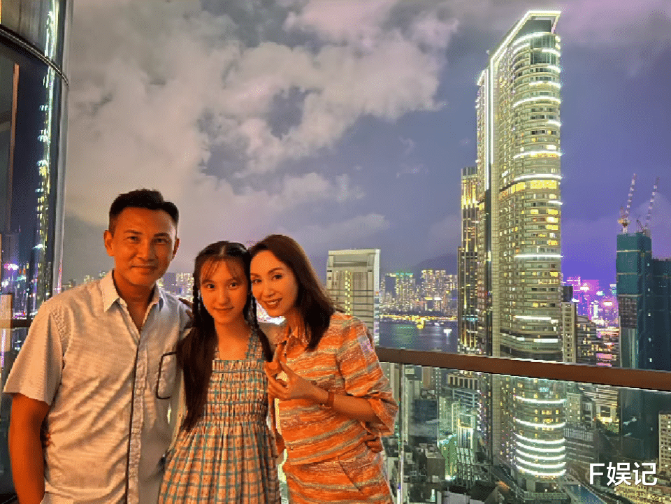 林文龙郭可盈和女儿开心赏月度过 一家三口互相搂着很温馨