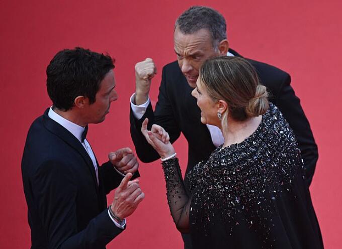 汤姆·汉克斯|汤姆汉克斯夫妇戛纳红毯被赶,二人原地发火回怼,仪态尽失