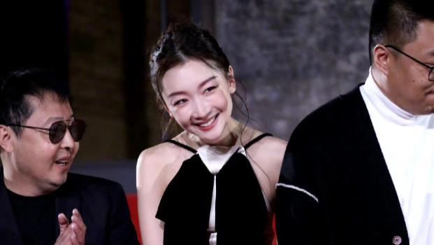 周冬雨高调亮相红毯！穿挂脖裙比章子怡还有气场，妩媚气质藏不住