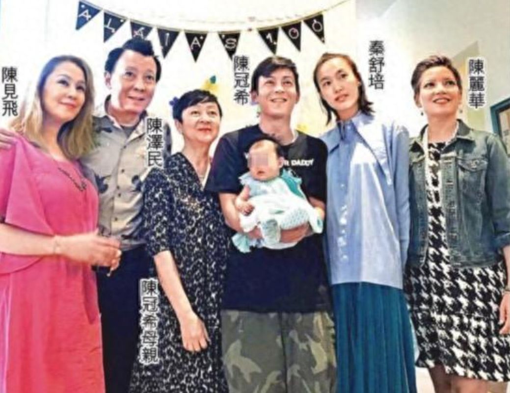 陈冠希夫妻出席活动，和美女亲密搂抱合影，71岁陈父比儿子显年轻