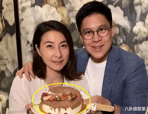 郭晶晶接娃被偶遇,穿黑裙头发蓬乱似妇女,与孩子雨中漫步超开心