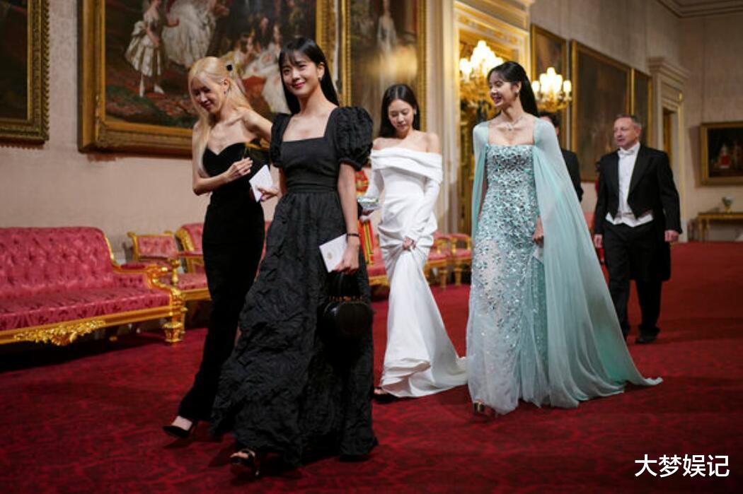 BLACKPINK现身“英国皇室晚宴”同框国王查尔斯,超萌反应全被拍