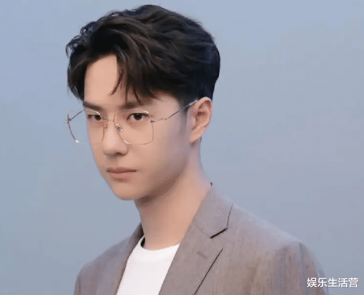 王一博|绝望文盲?王一博被曝不认字不会拼音,3年创收10亿成顶流太离谱