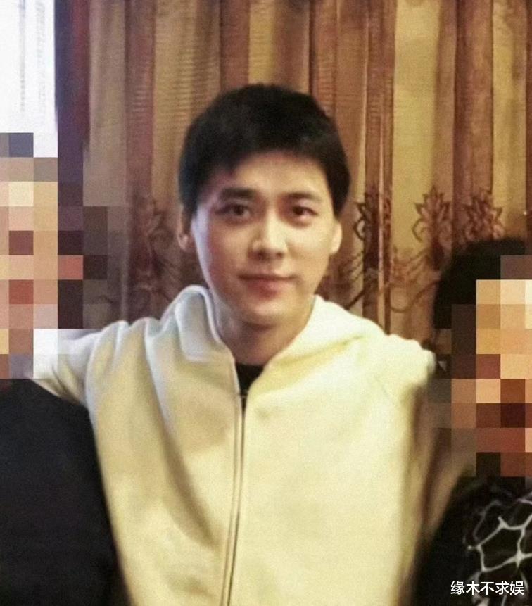 36岁李易峰小吃店被偶遇，黑眼圈厚重显憔悴 ，和粉丝合影太亲密！