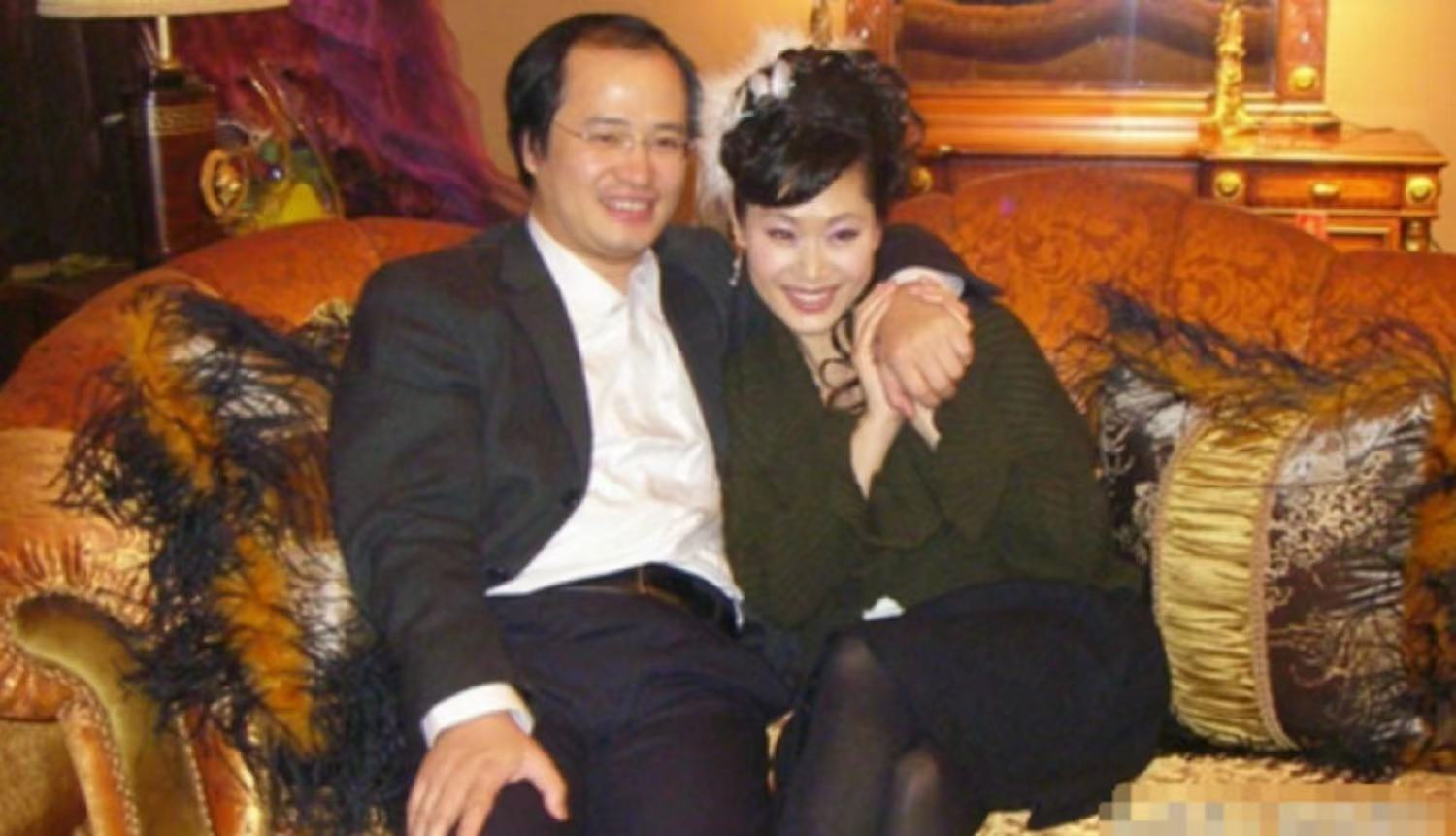 于文华|于文华携老公罕秀恩爱！男方发福肚子突出，结婚22年无子仍恩爱