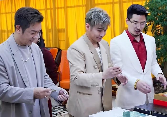 |国岳夫妇女儿百日宴,给宝宝戴金锁封三瓶5万茅台,陈浩民撑场