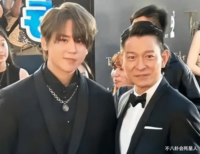 港媒曝香港顶流恋情,与发型师交往超一年,接吻画面曝光