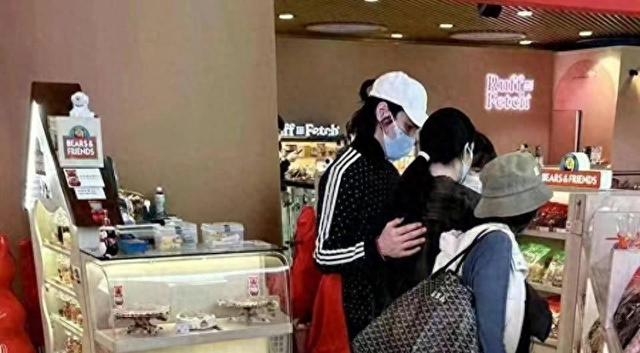 向太给儿媳庆生!39岁郭碧婷小心护肚,向佐露面,已怀3胎5个月!