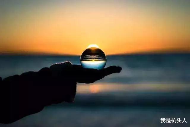 人到中年活成了情绪稳定，得到了成熟和睿智