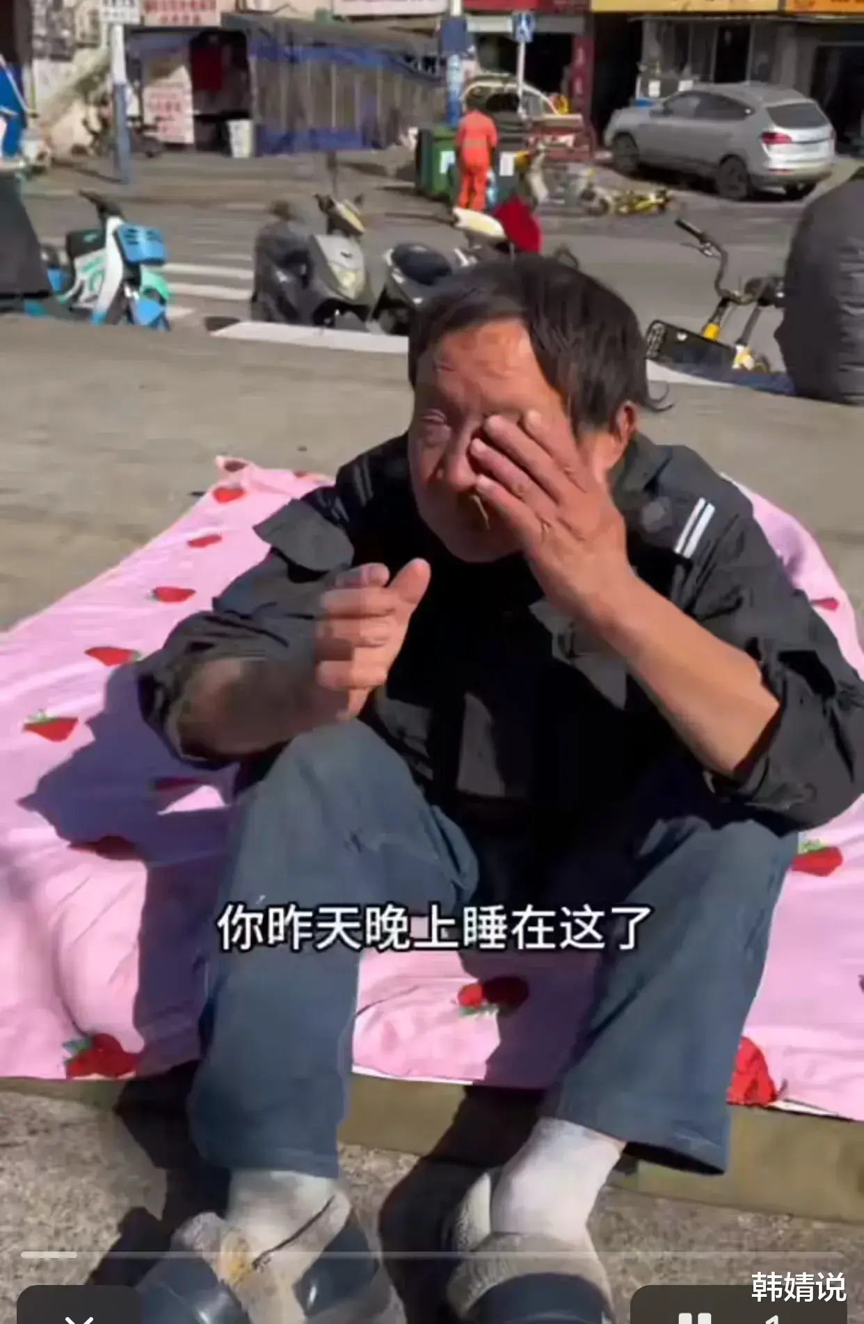 王子恩的18岁父亲现身，父子俩长得很像，都是圆头圆脑的脸型