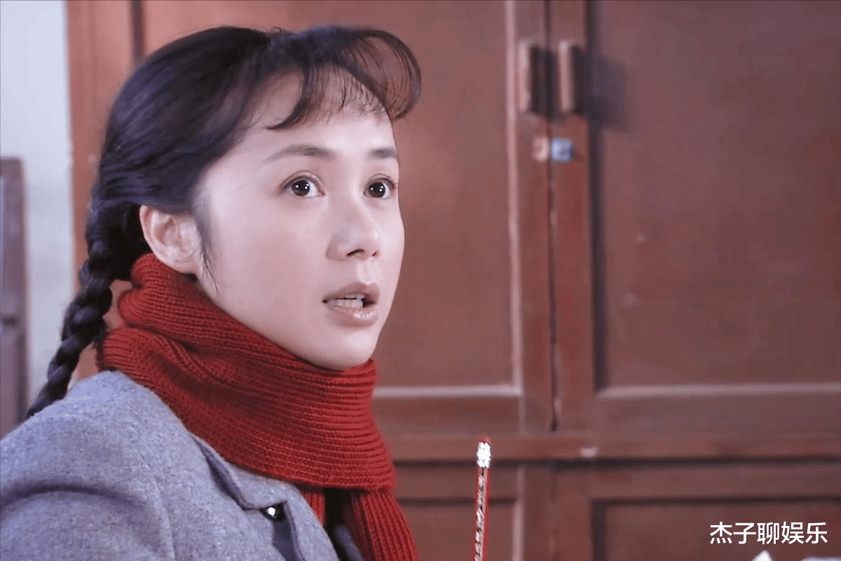 “完美女神”是假的,外八腿、纸片腰围,全身照揭露“人间真实”