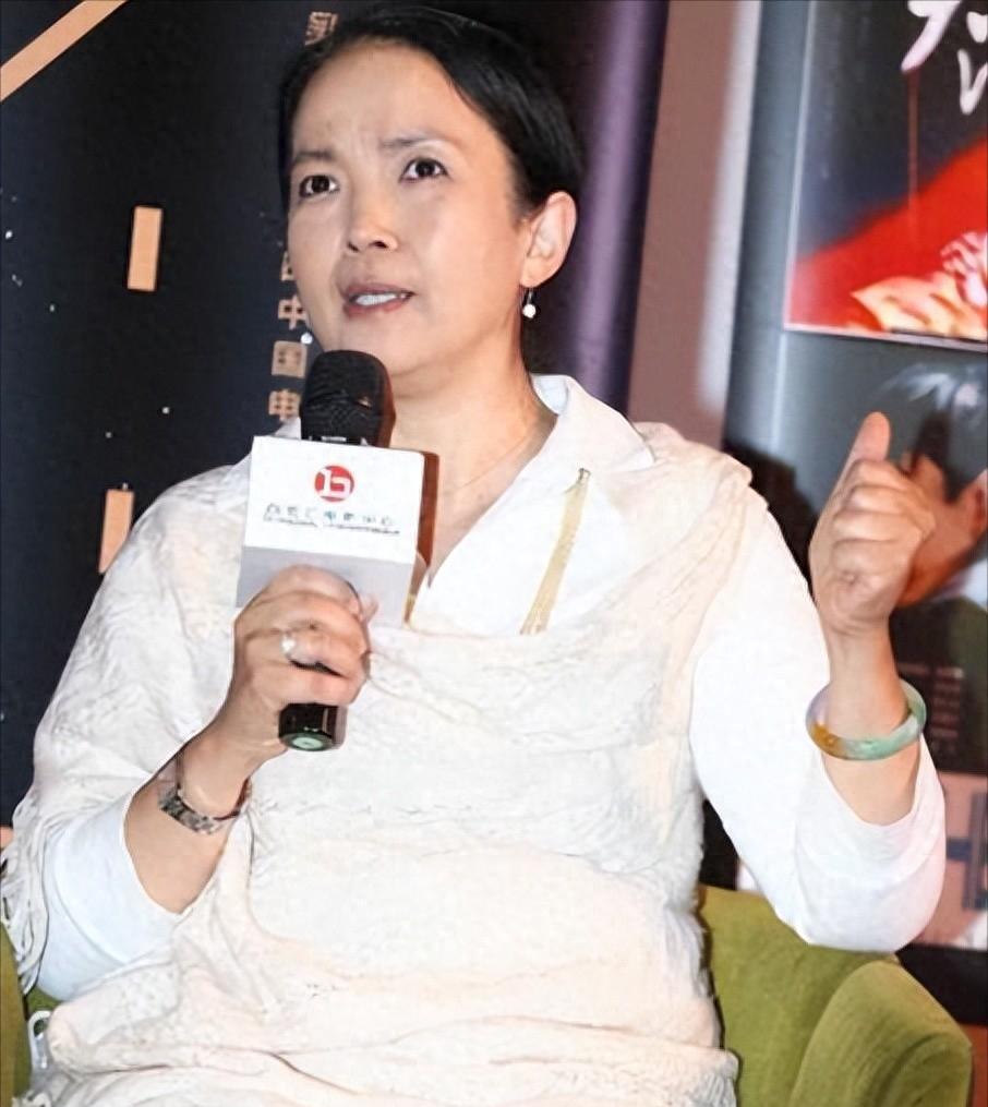 移居美国后暴露本性还是“神”迷心窍?吕丽萍夫妇在美国闹尽笑话