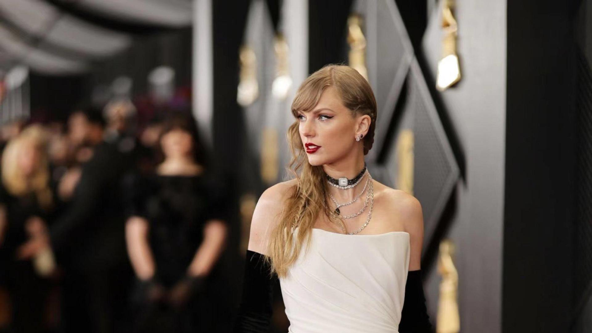 霉霉在格莱美创下历史！穿高开叉定制礼服走红毯，肌肉腿真是性感