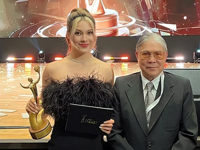 谷爱凌|形象翻车!谷爱凌合影刘亦菲,滑雪女神变胖,19岁太早熟