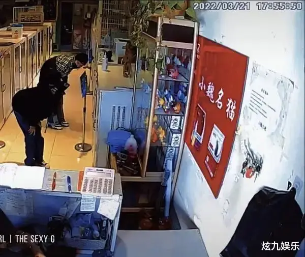 杨幂|同款手链同款花,一起遛狗买猫多次同游,杨幂新的年下恋要来了?