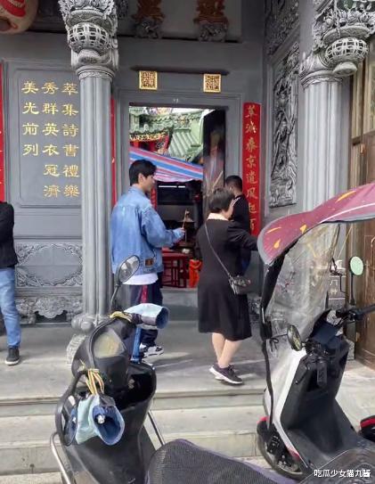 陈楚生开豪车回普宁过年,两个儿子正面曝光,颜值高长得像爸爸