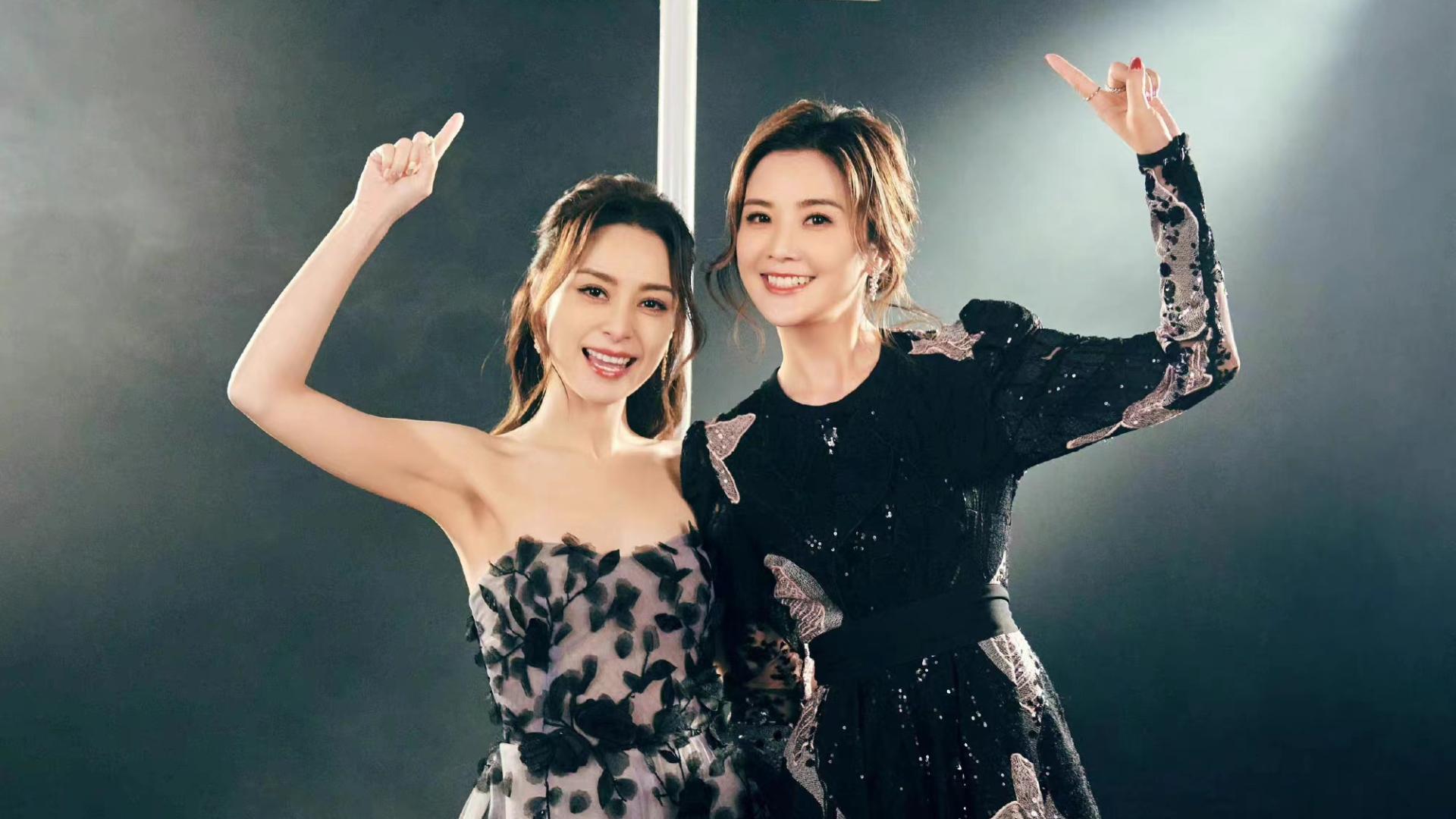 阿Sa|Twins合体亮相活动，阿Sa穿蕾丝裙温柔，阿娇穿抹胸裙气质！