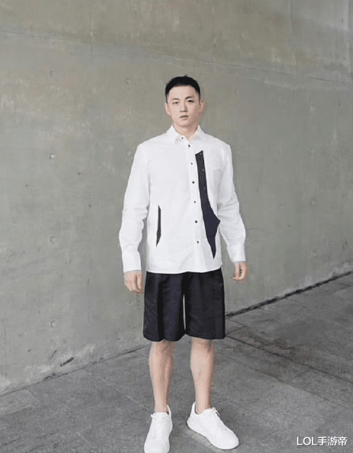 周姐默认和PG在一起!粉丝破防删牌子怒斥不如嫁给药水哥