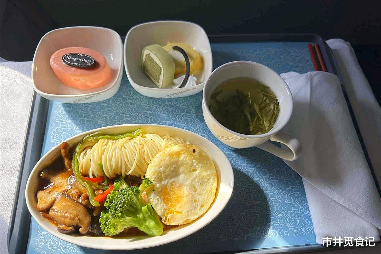 飞机餐|哪家航空公司的飞机餐最好吃?6家公司榜上有名,掐着饭点买机票