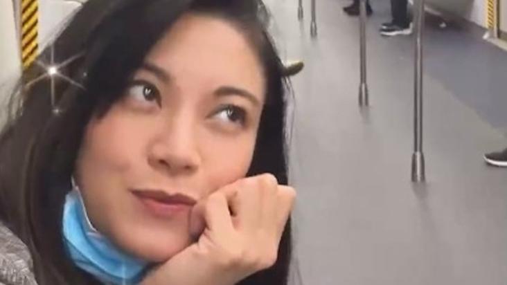 44岁廖碧儿在香港坐地铁，一脸素颜似普通人，摆脱拜金女标签