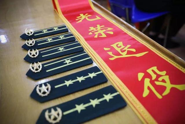 军人|退役金过万的自主副团,50多岁了,为何去看大门、送外卖?