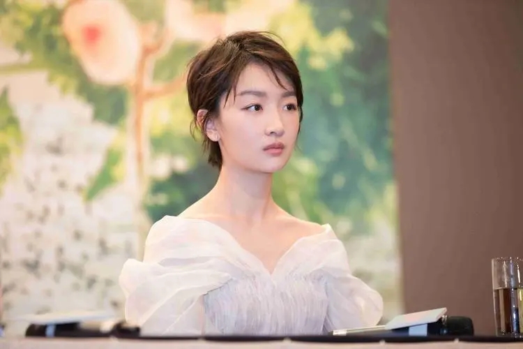 “三金”也拯救不了照本宣读的周冬雨,她这是对观众亵渎对行业不敬