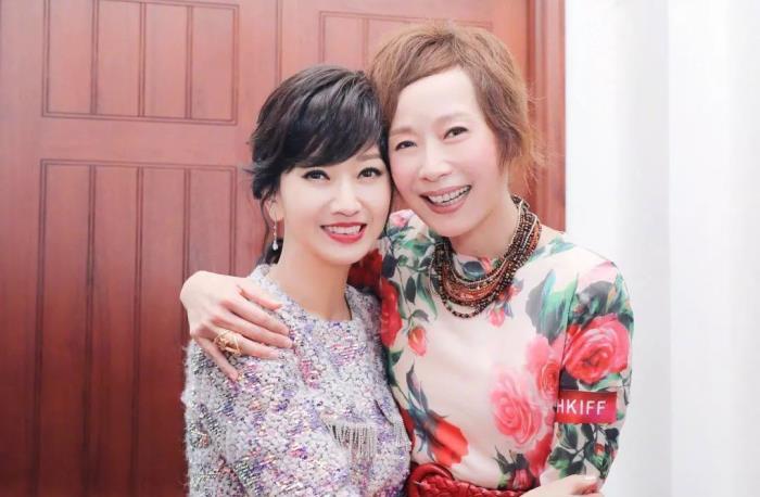 69岁赵雅芝对比60岁叶童,自然老去和医美老去的差距一目了然