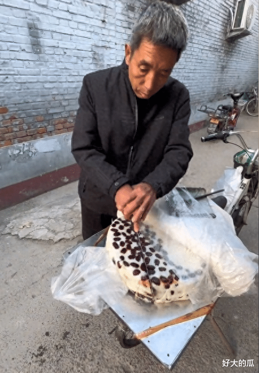 切糕大爷火了！网友：他一刀下去，我都准备贷款了