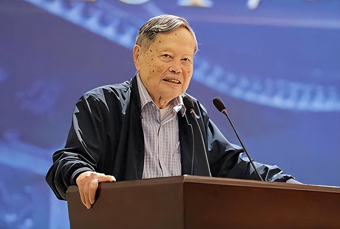 杨振宁现身东莞理工致词,脑清晰脸红润状态好,疑与翁帆好事将近