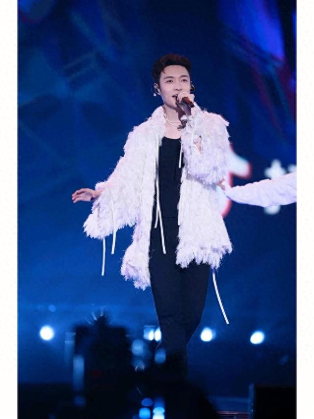 厚颜无耻!一首代表作都没有,却被捧成歌坛顶流,这些小丑羞不羞