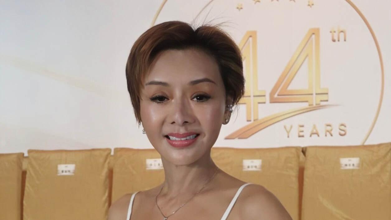 香港知名女星瘦成纸片人，体重不足90磅腰围仅21寸，对象突发心脏病猝死