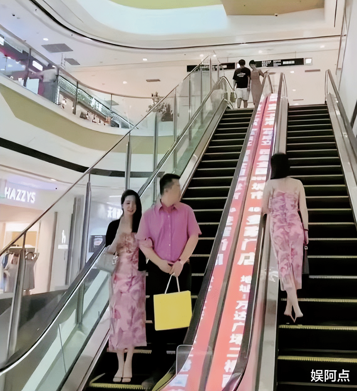 女明星也“堕落”?叶璇穿上董小姐同款裙子,直播间带货惹争议