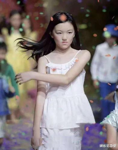 李嫣|李嫣17岁生日近照曝光，穿白衬衣气场强大，一双眼睛完美遗传王菲