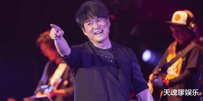 63岁周华健定居美国,携家人出游画面温馨,老婆近照头发全白像80