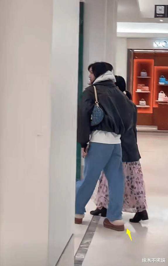 Lisa逛LV被偶遇,保镖陪同太霸气,头发毛糙,穿搭邋里邋遢引争议