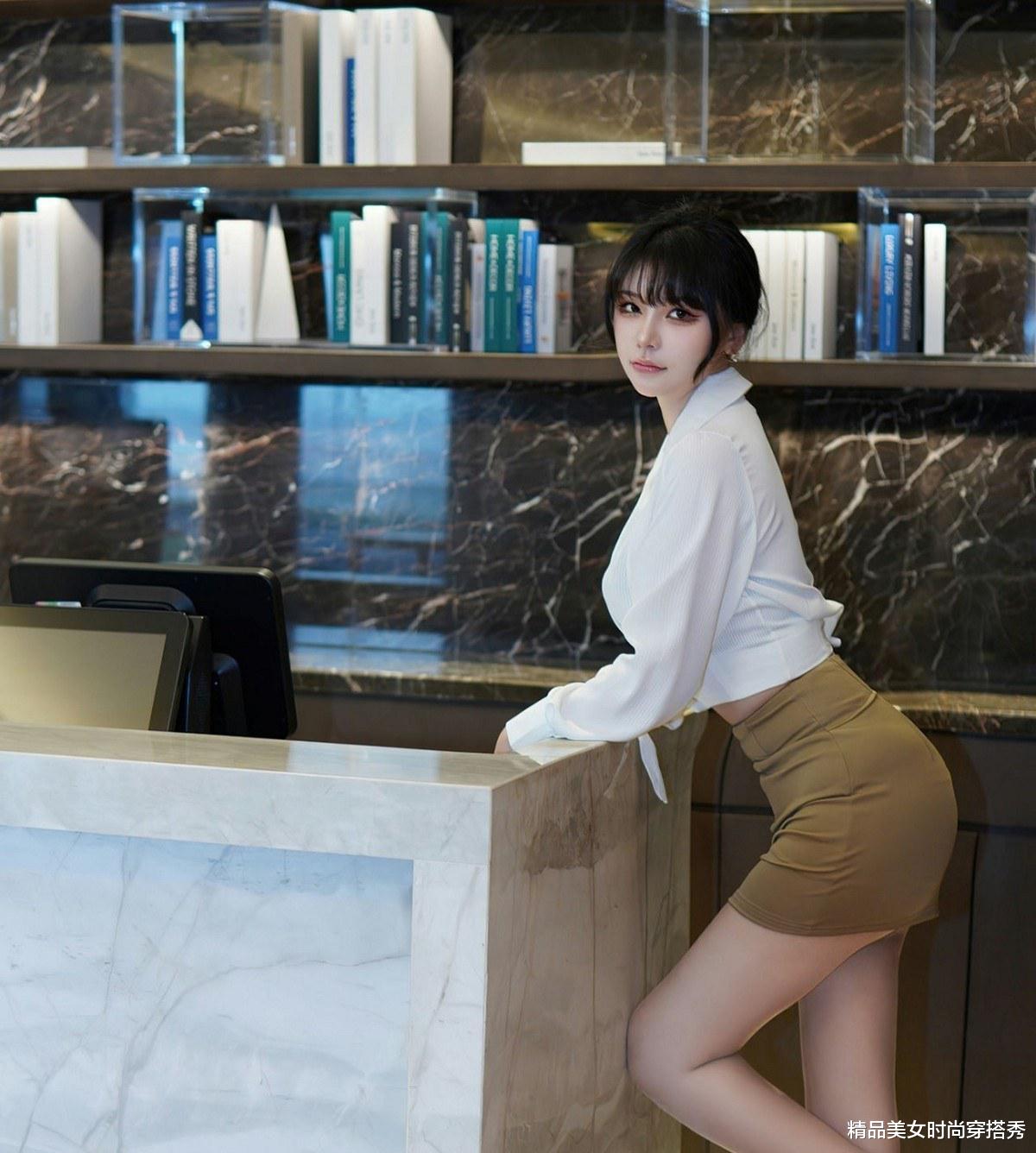 试题|清爽干净的白衬衫下搭姜黄色高腰短裙，穿出不一样的魅力