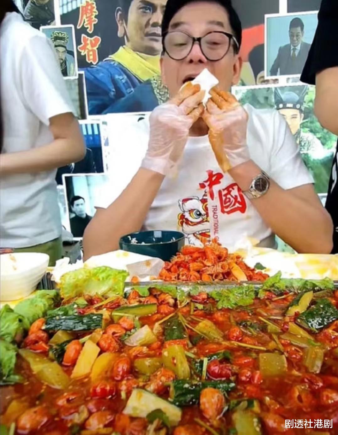 央视春晚|反差!知名港星内地直播赚钱被误会家境清贫,回港后却晒豪宅豪车