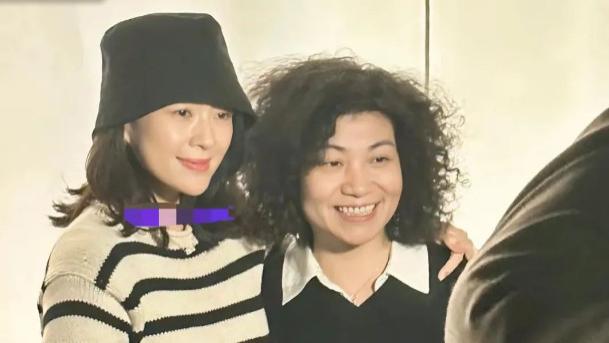 章子怡离婚后美回颜值巅峰，穿条纹毛衫甜美似少女，44岁美回了24岁