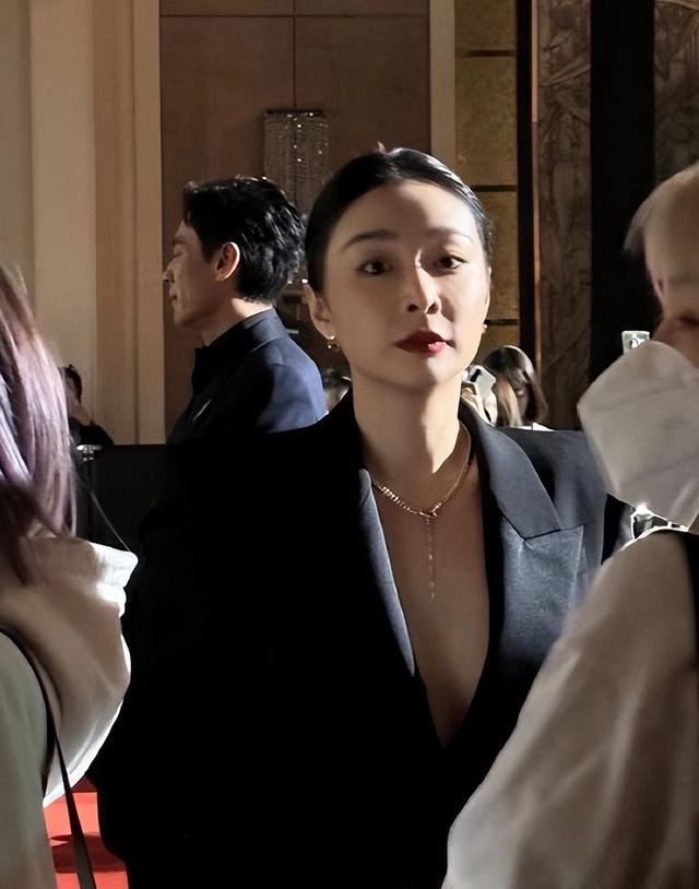 高叶|《狂飙》爆红后高叶首次亮相红毯,真空西装造型有了一线明星派头