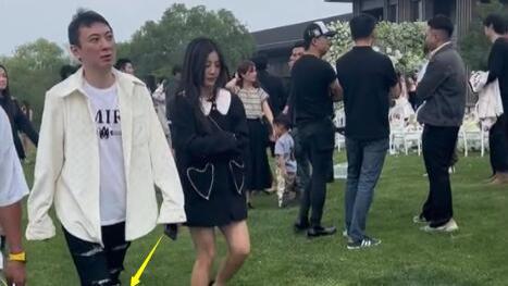 王思聪|王思聪携女友现身，新女友神似杨幂，王思聪穿1万多鞋子引争议