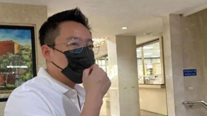 汪小菲现身法院，双眼微肿显憔悴，晒大S命名酒店称：会照顾好她