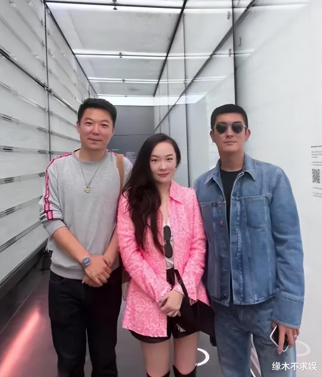 霍思燕母子逛迪士尼，10岁儿子腿长逼近妈妈，霍思燕瘦20斤太漂亮