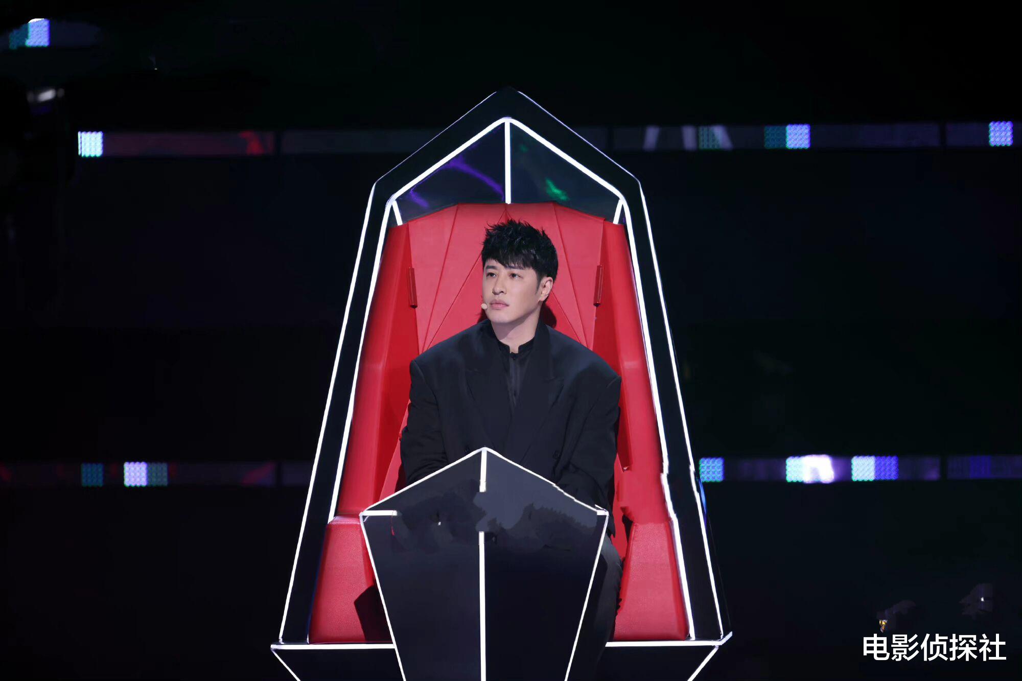 网友偶遇周华健,62岁看起来像40岁,妻子却老得像他长辈